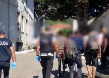Me 56 emigrantë të paligjshëm në makinë, kapet 46 vjeçari. Në kërkim bashkëpuntori, emrat!