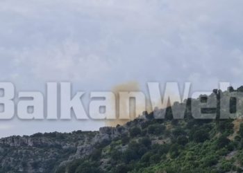 Shtëllunga tymi në ajër/ Shpërthim i fuqishëm në plazhin e “Ranës së Hedhun”