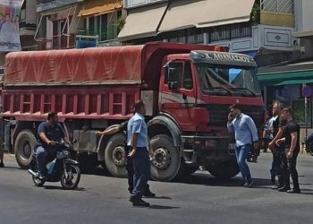 VIDEO/ E mori përpara një kamion, humb jetën një vajzë 7-vjeçare në Greqi