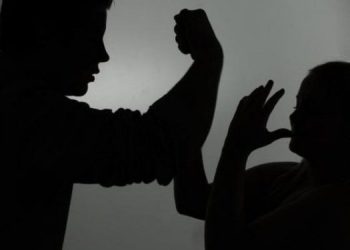 Burri tenton ta varë në litar, gruaja shpëton fatmirësisht. Policia ndërhyn