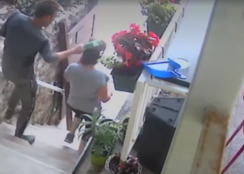 VIDEO/ Nuk i dha ujë, burri dhunon brutalisht gruan, i thyen shishen në kokë dhe nis ta grushtojë fort