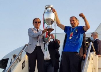 VIDEO+FOTO/ Pas 53 vitesh trofeu i Europianit është në Romë. Me kupën në duar kampionët mbërrijnë në Itali