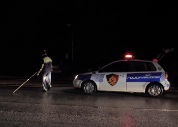 Kamzë/ 48-vjeçarja përplas këmbësoren me makinë, dërgohet në spital. Policia nis hetimin