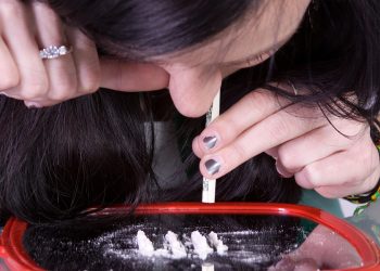 E rëndë në Kavajë/ 31-vjeçari i jep kokainë mbesës 14-vjeçare, më pas e ngacmon seksualisht. Vihet në pranga