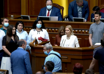Deputetët e opozitës i ‘dhurojnë’ ministrit ukrainas të Mbrojtjes një palë këpucë grash me taka, ja arsyeja