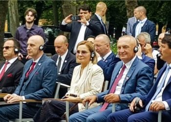 U shfaq krah Ilir Metës si “Zonjë e Parë”, kush e “futi në rresht” Monika Kryemadhin