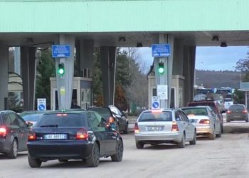 Fluks i lartë hyrjesh në kufi, emigrantët kthehen në Shqipëri për pushime