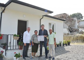 Rindërtimi/ Dy familje të tjera hyjnë në shtëpitë e reja në Farkë të Madhe, Veliaj: Farka me shkollë të re. Te lagjja e re ’5 Maji’ po mbarojnë pallatet e para
