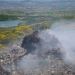 Katastrofë mjedisore/ Bashkia i vë zjarrin plehrave buzë rrugës së Spillesë në landfillin e ri ilegal të Kavajës
