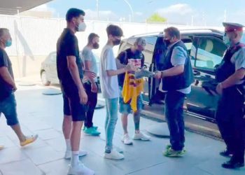 VIDEO / Leo Messi zbarkon në Barcelonë dhe vendos për të ardhmen. Përgjysmon pagën për të vazhduar karrierën me…