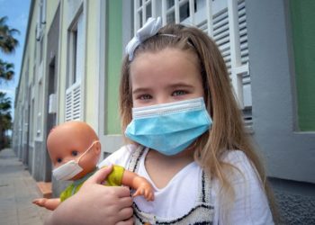 Apeli i Akademisë Amerikane të Pediatërve: Nga 2 vjeç e lart, duhen mbajtur maskat!
