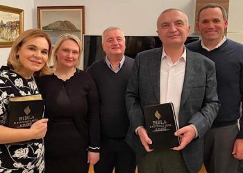Me dorën mbi Ungjill / Meta dhe Kryemadhi zbulojnë “Zotin” në Amerikë
