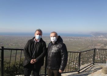 Nikoll Lesi nuk i ndahet Metës: U hodh tek peshkaqenët, por shpëtoi