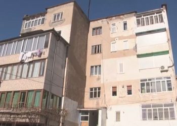 Bulqizë/ 29-vjeçari hidhet nga kati i tretë i pallatit, niset me urgjencë drejt Traumës