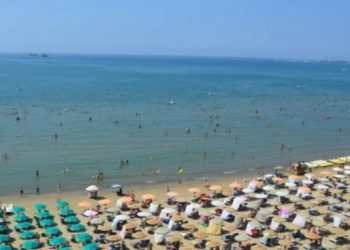 Faqja e njohur turistike shkruan për plazhet mahnitëse të Shqipërisë: Në formë gjysmëhëne, ai ofron një sfond gjelbërimi të harlisur dhe plazh me rërë të bardhë