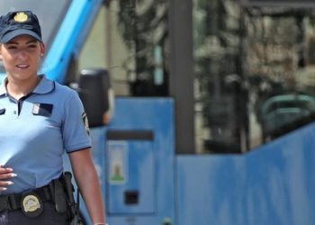 Policja kroate “çmend” kalimtarët, gjithë sharm në rrugët e Zagrebit. Turistët mahniten