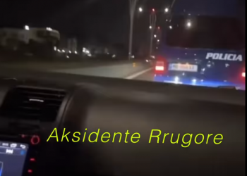 VIDEO/ “Audi” me shpejtësi “skëterrë” i ngjitet policisë nga pas, i detyron të hapin krahun