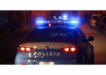 Italianët festonin fitoren e Europianit, shqiptari nervozohet dhe qëllon me gurë makinën e policisë. Prangoset i riu