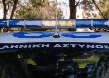 Arrestohet pas tetë muajsh! E moshuara vrau bashkëshortin 82-vjeçar dhe e kamufloi si vdekje normale, policia i vë prangat
