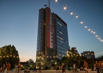 “Faleminderit Kroaci”/ Ngjyrat e flamurit kroat ndriçojnë ndërtesën e Qeverisë së Kosovës