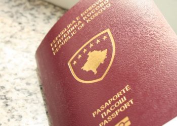 Serbia “njeh” pasaportën e Kosovës në aeroporte