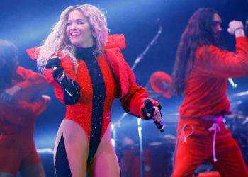 Rita Ora përmend kudo dashurinë për vendlindjen, ja detaji në bluzën e saj