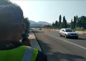 Me shpejtësi skëterrë/ Telefonatat që parandaluan 3 aksidente, BMW-ja kapet duke ecur me 189 km/orë