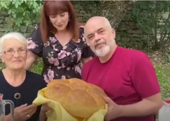 “Më dëgjoni mua se nuk flas kot”/ Rama merr bukën në dorë në Labovën e Kryqit: Duhet ta shijoni!