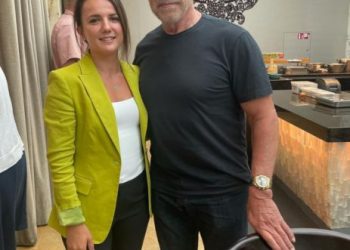 “Nuk ka nevojë për prezantim”/ Rudina Hajdari takon Schwarzeneger