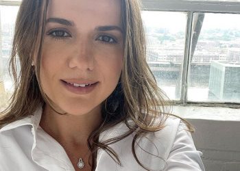 “Nuk ka nevojë për prezantim”/ Rudina Hajdari takon Schwarzeneger