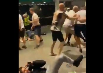 VIDEO/ Çmenden tifozët anglezë, nuk u del inati dhe rrahin keq italianët në dalje të Uemblit