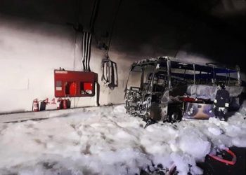 Autobusi merr flakë, shoferi hero shpëton 25 fëmijë