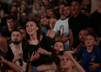 FOTOT/ Finalja Itali-Angli u “luajt” edhe në sheshin “Skënderbej”, ja festa e çmendur në Tiranë