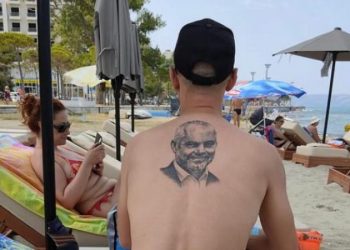 FOTO/ Një i ri ‘mban’ Edi Ramën në kurriz, e bën tatuazh