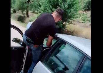 VIDEO/ Pasioni për “Tik Toku” çmend të riun në Shqipëri! Del nga makina në ecje dhe kërcen mbi kabinë