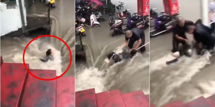 VIDEO/ Pamje tmerruese! Gruaja ‘përpihet’ nga rrjedha e fortë e ujit, i shpëton përmbytjes