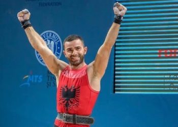 Fantastik në stilin e shtytjes! Briken Çalja vetëm 1 kg larg medaljes dhe historisë
