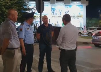 “Nëse veproni me zero tolerancë s’është e vështirë mbyllja e muzikës dhe as e lokaleve”/ Ardi Veliu inspekton shërbimet e Policisë në Vlorë, ja porositë për efektivët