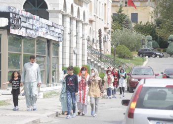 Fotot/ Dita e parë e afganëve në Tiranë, duke zbuluar ‘Qytetin Studenti’