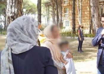 FOTO: I biri i George Soros viziton një grup afganësh të strehuar në Durrës
