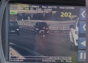 VIDEO/ Me shpejtësi deri në 202 km/h, shoferi nuk i bindit urdhrit për të ndaluar! Bënte manovra të rrezikshme duke zbritur nga Mali i Tomorrit