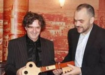 Zgjimi i “patriotëve” në kohë të gabuar dhe zhurma e sajuar ‘për ca birra më shumë’!