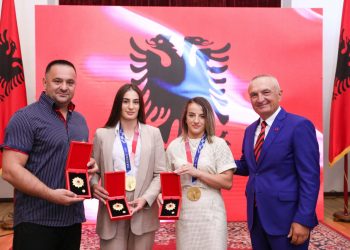 Shkëlqyen në Tokio / Meta dekoron me “Nderin e Kombit” xhudistet nga Kosova