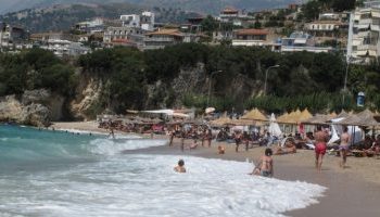 VIDEO/ “Papastërti, erë e keqe dhe mbeturina”, turistja serbe ankohet për plazhin në Shqipëri