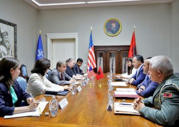 Vizitë në bazën ajrore të Kuçovës/ Kongresmeni amerikan, dy ditë në Tiranë, pritet nga Yuri Kim dhe ministri i Mbrojtjes Niko Peleshi