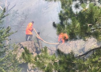Vatrat më me rrezik në Kukës! Era e fortë favorizon flakët, pritet të nisë ndërhyrja nga ajri