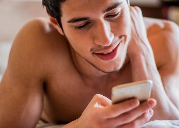 Mesazhe seksi/ “Dua të bëj ca gjëra të ndyra”, psikologia: Nëse s’dini nga t’ia filloni me partnerin, ja 25 ide