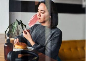 Të infektuarit me Delta e transmetojnë virusin dy ditë para se të shfaqin simptoma