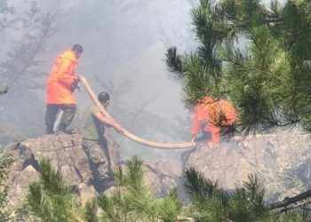 Zjarret në vend/ “Mund të ketë evakuim”, Çako: Në Lakun e Thive rrezikohen banesat, po ndërhyhet nga ajri