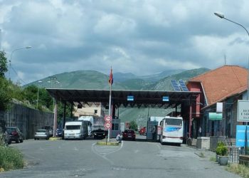Kufizimet/ Rritja e rasteve të reja me COVID, shteti fqinj rikthen masat në kufi